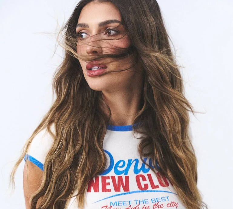 Дружина Яремчука у трусиках і топі похвалилася спортивним тілом на ефектних фото