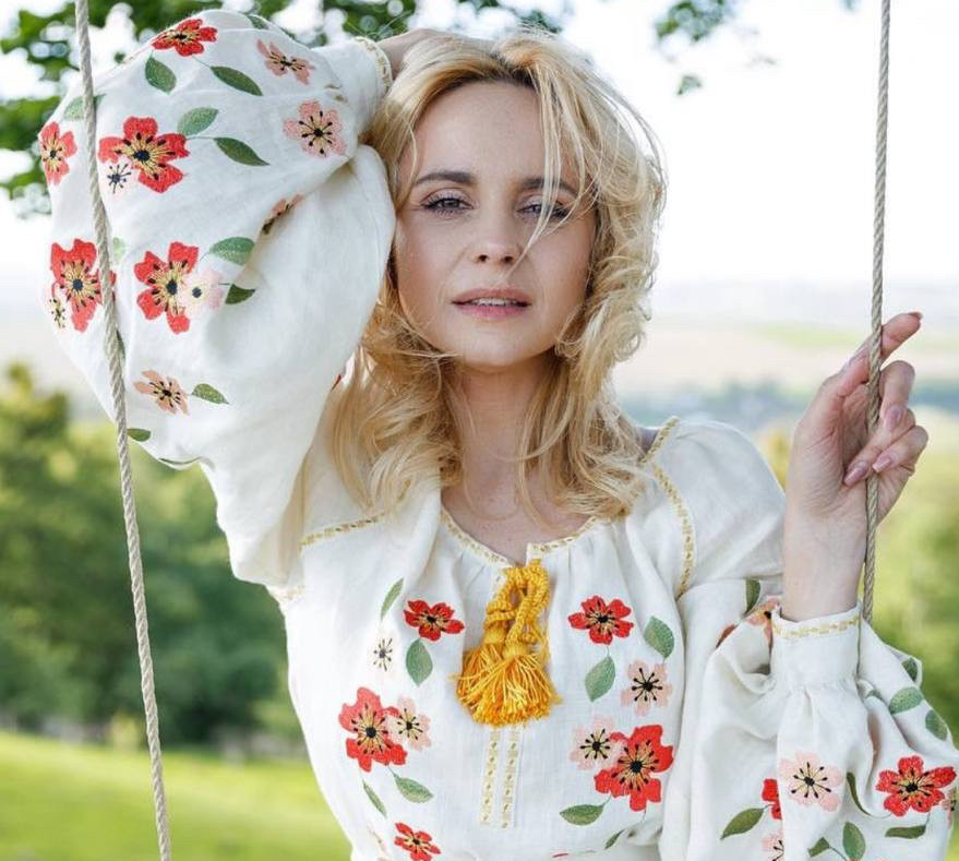 Якщо потрібно бути на висоті: Ребрик у буковинських вишиванках розповіла, чому любить їх носити