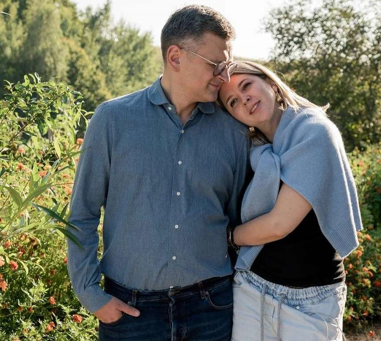 Своя ферма, келих червоного і не лише: кохана Кулеби зацілувала його в садку та поділилася мріями