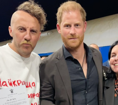 Щоб не забув про цей смак: Клопотенко зустрівся з принцом Гаррі в Києві та подарував йому страву, яку любила принцеса Діана