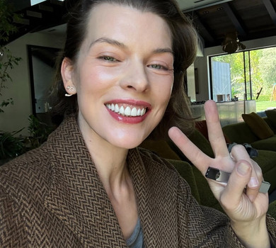 Усміхнена Йовович заселфилася з коханим на модному показі у Парижі