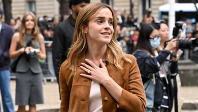 Емма Уотсон у Парижі заінтригувала каблучкою на підмізинному пальці. Фото