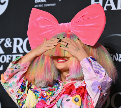 Понад $250 тисяч на місяць: ексчоловік Sia через суд вимагає від неї аліментів