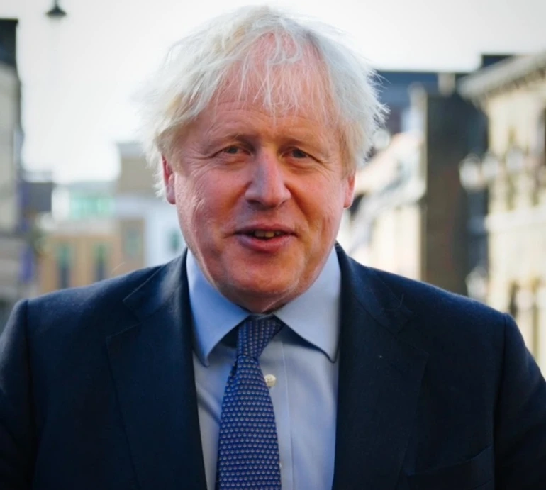 (Поїли) і в шапках: Борис Джонсон заселфився з дружиною і 6-місячною донькою