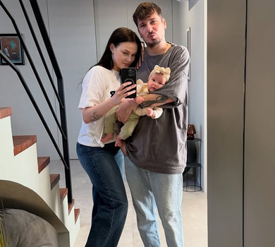 POSITIFF з дружиною помилувалися впевненими кроками доньки та прикрасили з нею ялинку. Фото