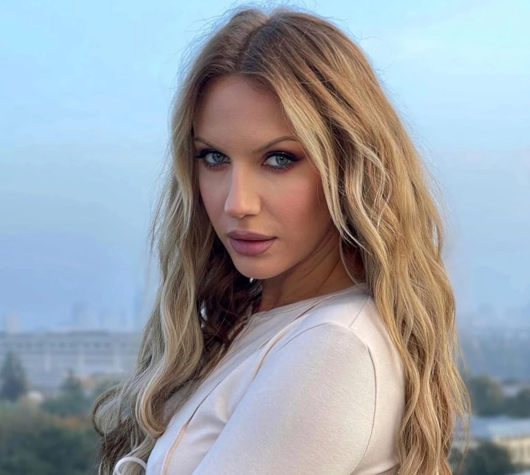 Нікітюк у спідньому заселфила свої принади. ФОТО