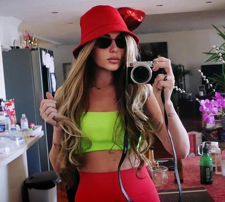 Камінська в яскравому спортлуці випнула дупцю на камеру та зависла в дверях. Фото