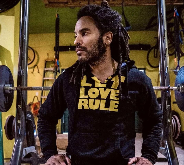 Стильний воркаут: 59-річний Ленні Кравіц у шкіряних штанях і темних окулярах вразив вправою зі штангою. Відео