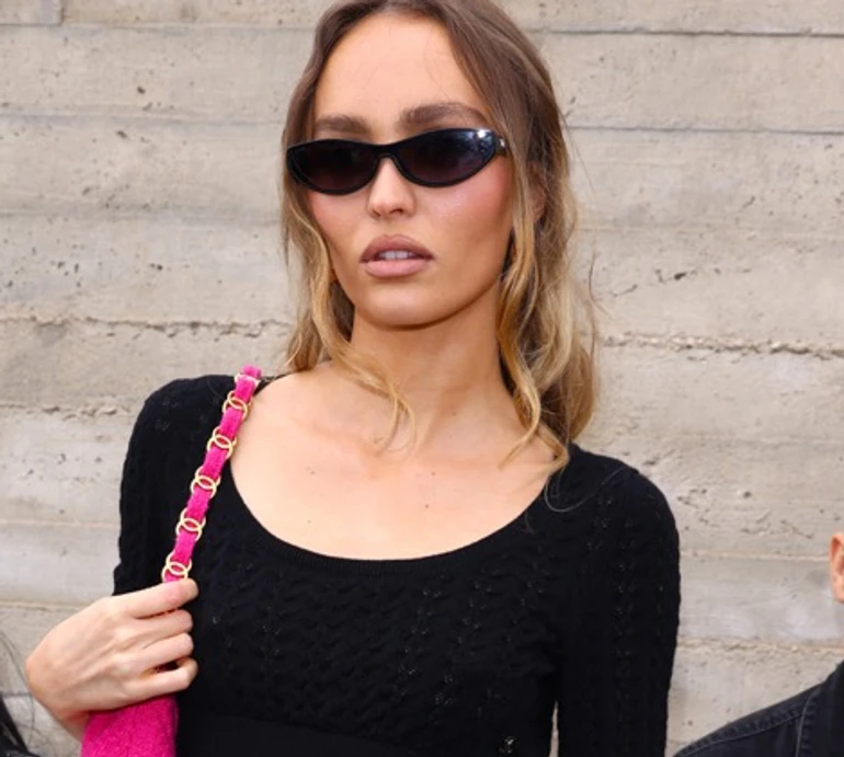 Дочка Деппа у рожевих квіточках оголила живіт і ноги на модному показі. Фото