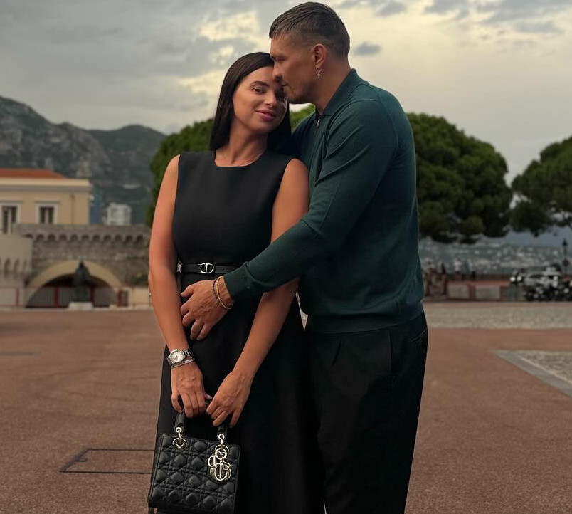 Моя королева: Усик із нагоди 15-річчя шлюбу ніжно звернувся до дружини та показав спільні фото