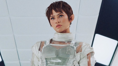 Зендея у ромпері та з гострими вушками похизувалася тілом у космічній фотосесії