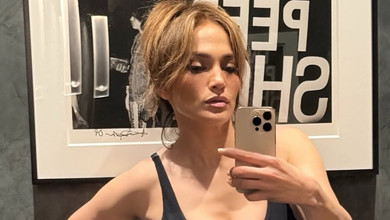 Лопес у тюрбані, накладних віях та рожевому атласі посяяла на гламурних фото