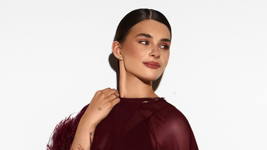 Дружина Остапчука у прозорому луці з пір'ям блиснула стегном з нагоди 25-річчя та показала подарунок чоловіка. Фото