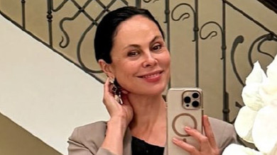 Жінка не буває однаковою: ексдружина Кличка у чорному міні наробила ефектних селфі з кішкою