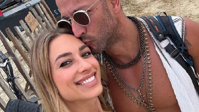 Шульгіна в сітці та з наліпками на сосках показала цілунки з Суперменом на Burning Man 2025