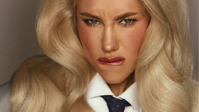 Краватка, окуляри та пишна грива: Квіткова в оверсайзі наробила фото в стилі корпоративного шику