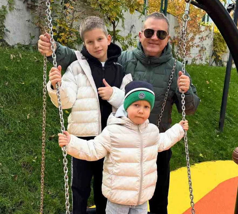 Одна гойдалка на трьох: Горбунов показав затишне осіннє дозвілля з синами. Фото