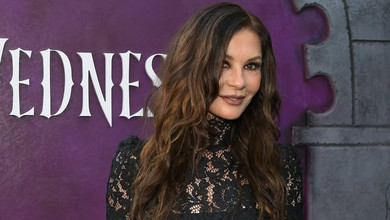 Зета-Джонс у напівпрозорому готичному міні виставила довгі ніжки на хіднику Netflix. Фото