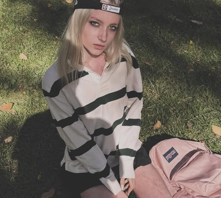 Трансгендерна дочка Шрайбера і Воттс у срібному купальнику попозувала у воді на нічому пляжі. Фото