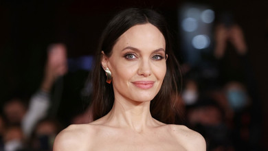 Я поділяю ці шрами з багатьма жінками, яких люблю: Джолі у щирій фотосесії вирішила вперше показати, як виглядає її тіло після мастектомії