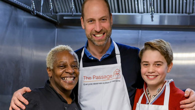 Принц Вільям із 12-річним сином допомогли волонтерам готувати різдвяний обід. Відео