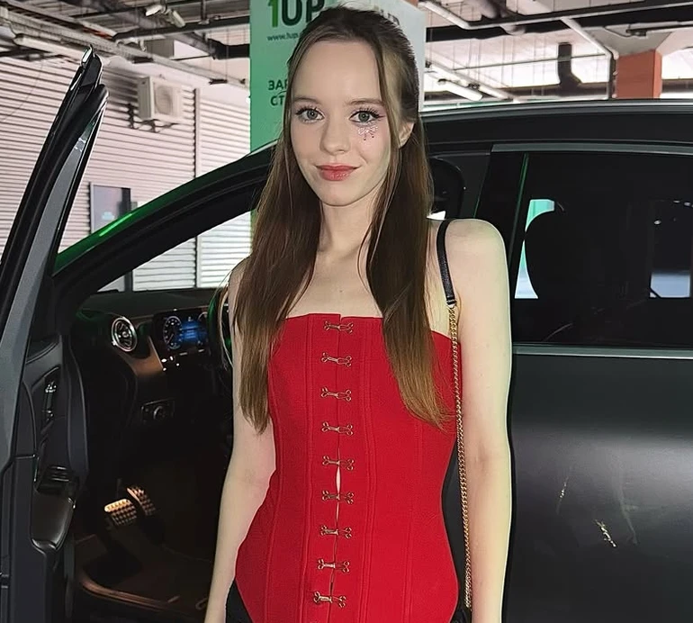 Я сказала Так: зірка Школи Кудашова похизувалася каблучкою від коханого. Фото