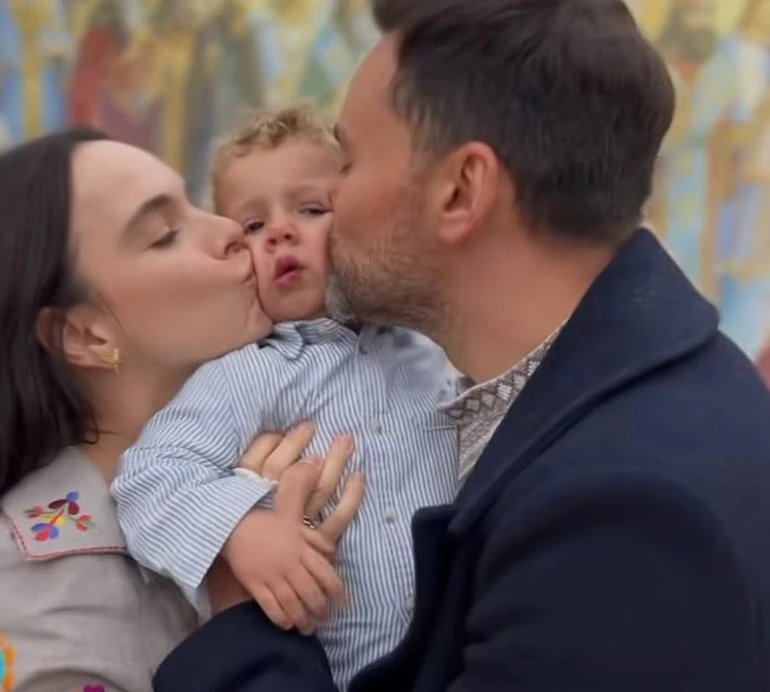 Мірошниченки у вишиванках похрестили прийомного синочка. ФОТО