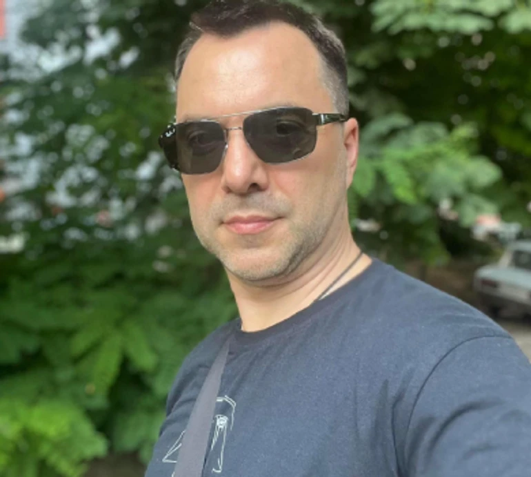 Арестович відвів сина в школу та заселфився з дружиною. ФОТО