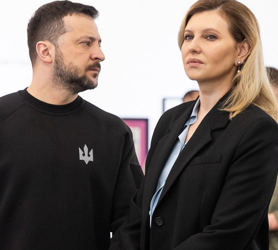 Зеленські потрималися за ручки на виставці Горської в Києві. Фото