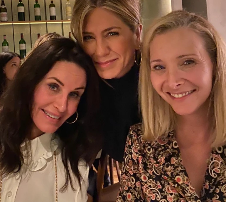 Фібі з Друзів 61: Еністон та Кокс із гумором привітали супержінку Кудроу