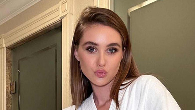 Дружина Тищенка в купальнику та брилі покрутилася біля дзеркала в очікуванні своїх 30