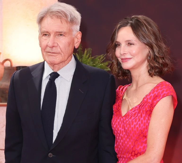 82-річного Харрісона Форда помітили в нью-йоркському метро за цілунками з дружиною. Фото