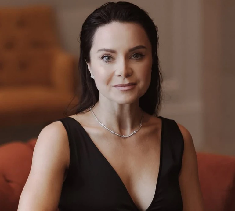 Баланс сили і ніжності: Подкопаєва у вишиванці з тюльпанами попозувала на тлі океану