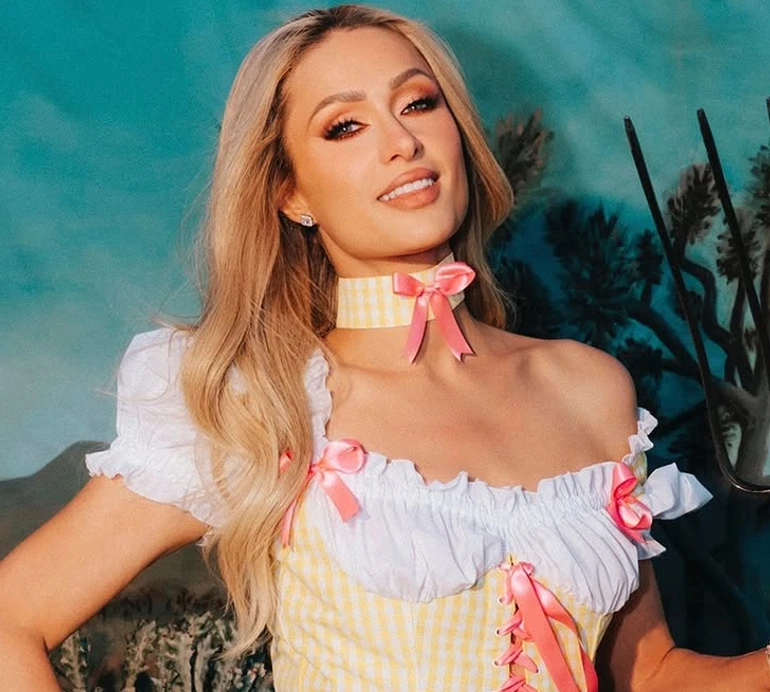 Періс Хілтон зі своїм 2-річним ковбоєм попозувала на тлі пустелі й кактусів. Фото