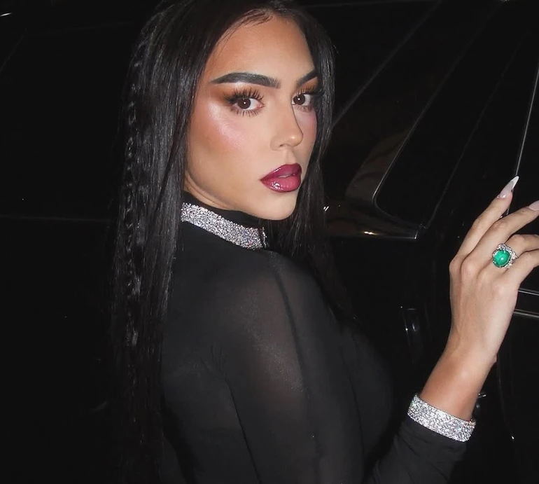 Наречена Роналду в обтислій сукні зі шворками покрасувалася на вечірці Netflix. Фото