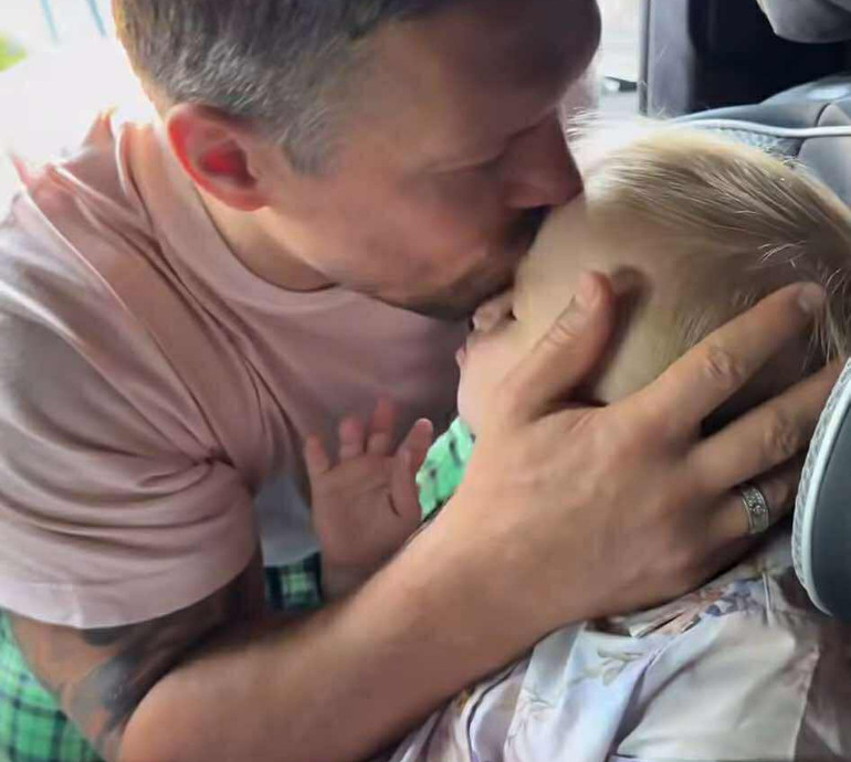 Ти моє світло: Усик зворушив мережу цілунками на прощання з молодшою донечкою. Фото