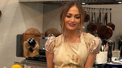 Лопес у шовковій сукні та фартушку показала, як із дитиною куховарила до Дня подяки. Фото