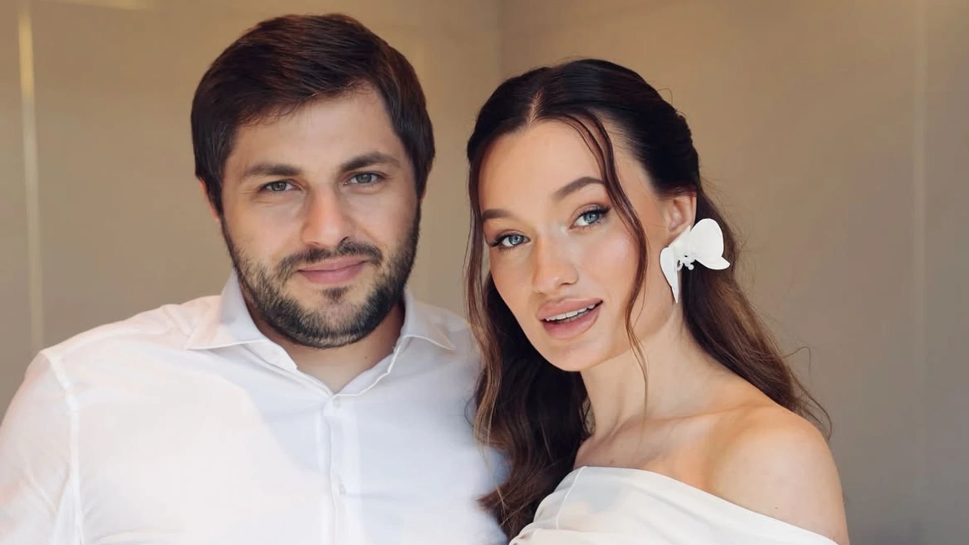 Очікування vs реальність: Глостер насмішила своїми з чоловіком весільними фото