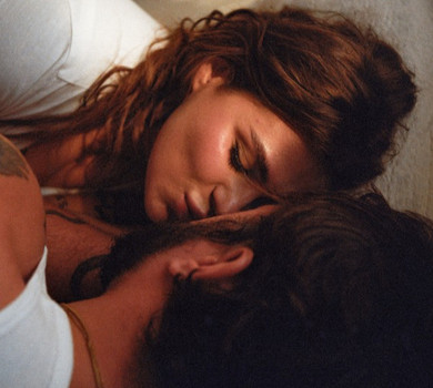 Заріцька у новому кліпі KAZKA показала ніжності з нареченим у ліжку і танці в шубі