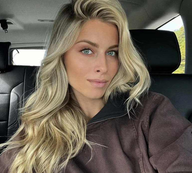 Онука Ротару в лосинах показала ранковий стретчинг з волохатою групою підтримки