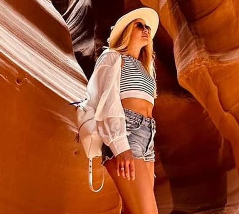 Терлюга в куцих джинсових шортах посвітила довгими ногами в американському каньйоні