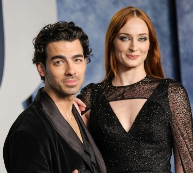 Він не хотів руйнувати сім'ю, але вона почувалася мов у пастці: інсайдери про причини розлучення Джонаса і зірки Гри престолів Тернер