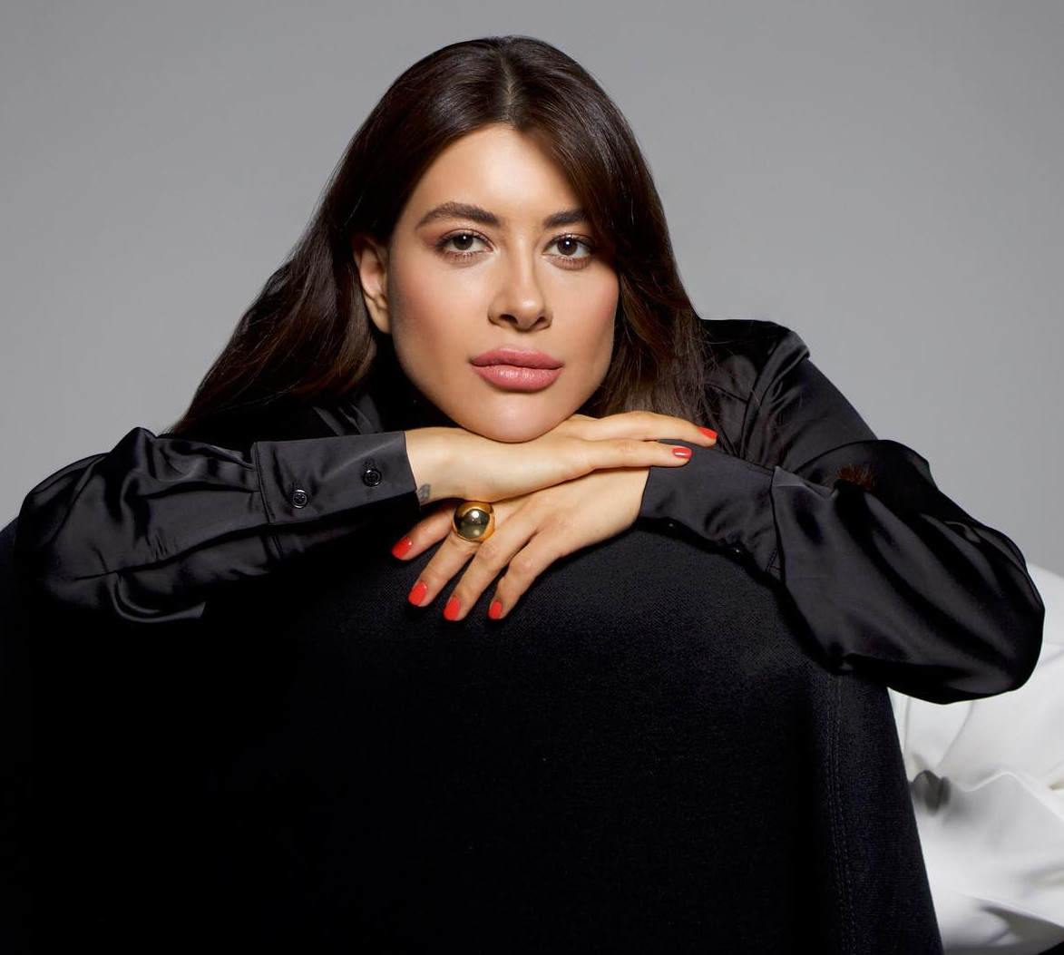 Раміна у нюдовому спідньому посвітила жіночними формами. Фото