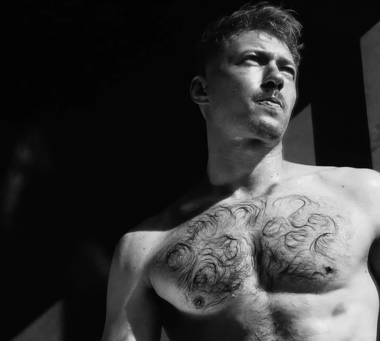 Прекрасний розчесаний грудак: Бакланов із лискучим голим торсом вразив підписників, колег та ексдружину. Фото