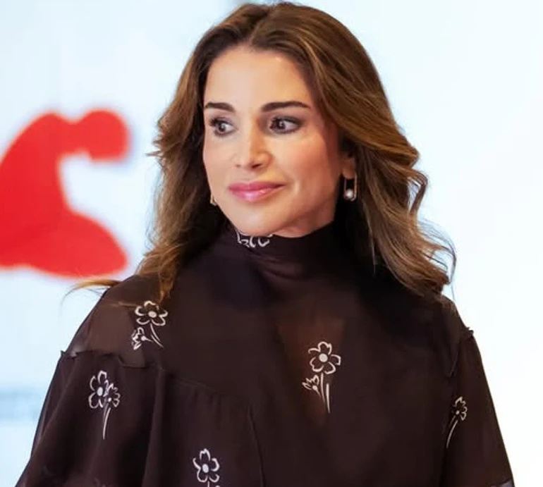 Шоколадний шифон від Prada і кілька шарів: королева Ранія вигуляла стильний лук на засідання Ради ООН. Фото