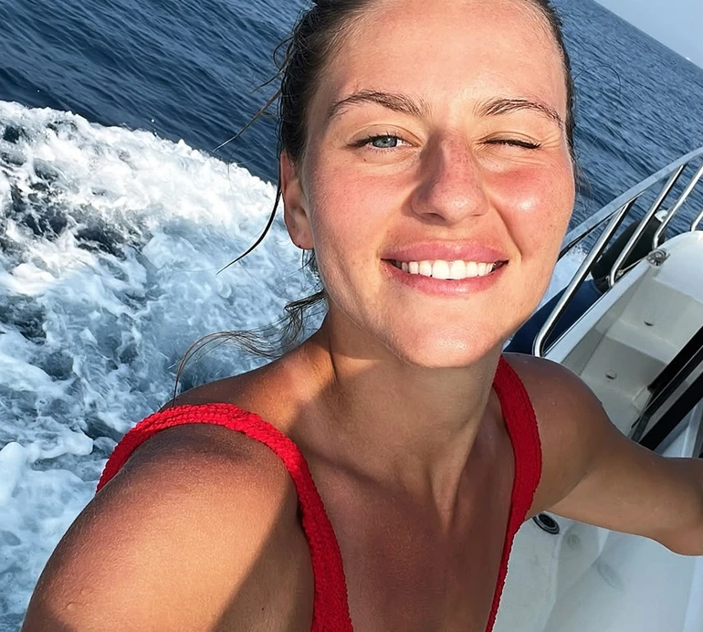 Костюк у яскравому бікіні посвітила тілом на яхті у Франції з волохатим другом