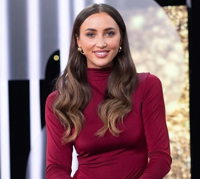 Різатдінова в червоному луці з голим животом повигиналася на підлозі та зізналася, що хоче бути як Джей Ло