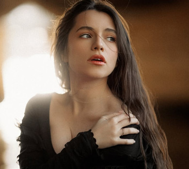 Соловій у яскравій мінісукенці похизувалась оновленою зачіскою. Фото