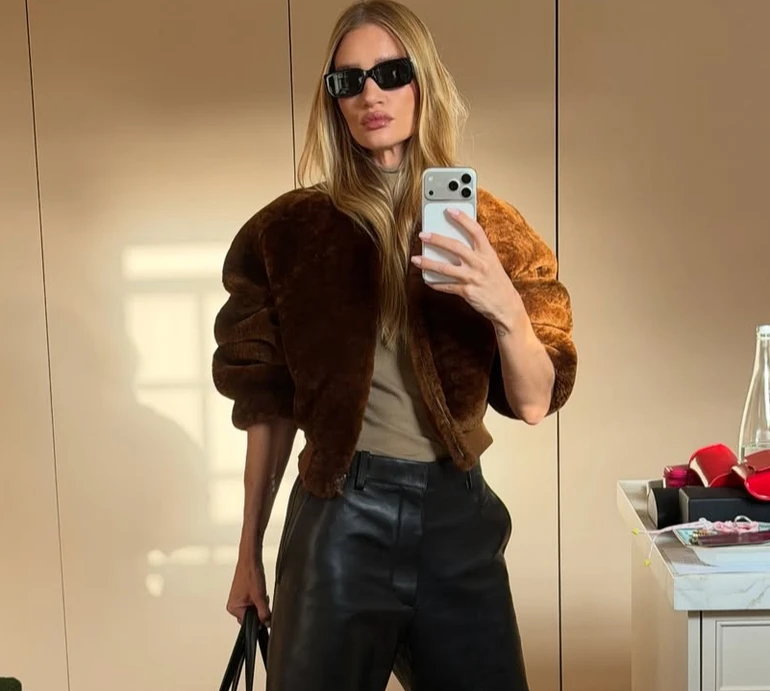 Трендові луки з хутром і милі розваги дітей: наречена Стейтема показала свою осінь у фото