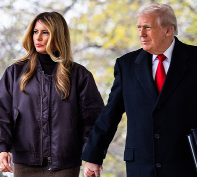 Меланія Трамп в бомбері й трендовій спідниці приєдналася до чоловіка на церемонії помилування індички. Фото